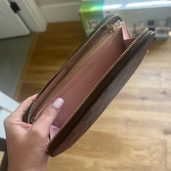 Louis Vuitton Wallet - Picture 3 of 5